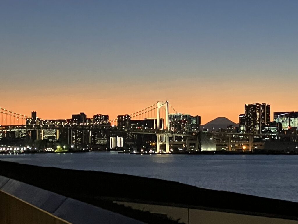 豊洲市場屋上緑化広場からのレインボーブリッジと富士山