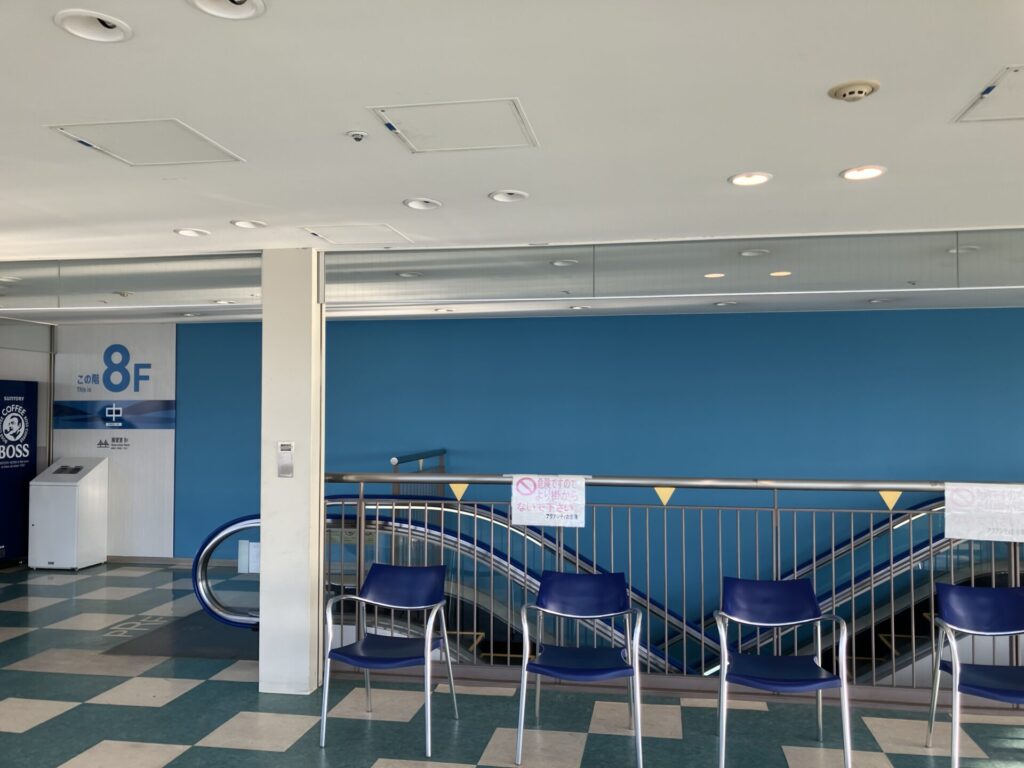 アクアシティお台場の8階フロアのベンチ