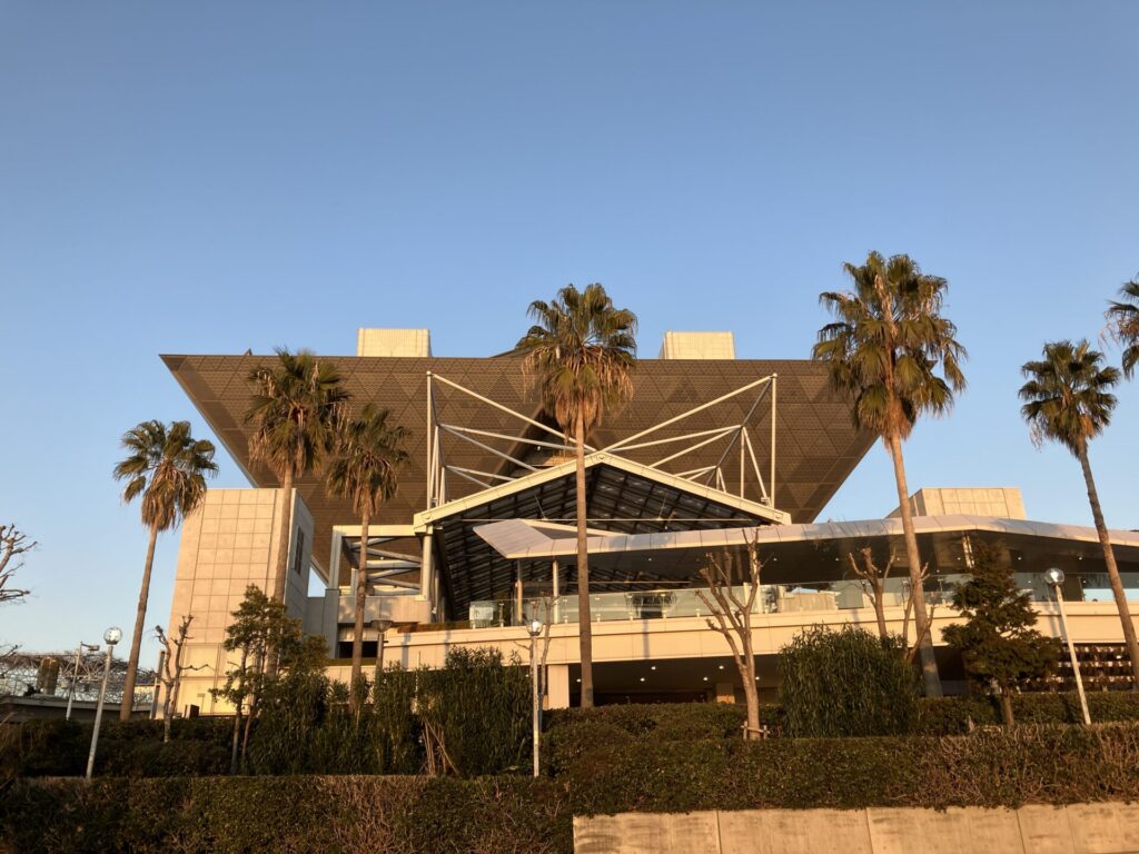 有明西ふ頭公園からビッグサイトを見上げる