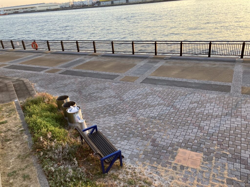 有明西ふ頭公園のベンチ