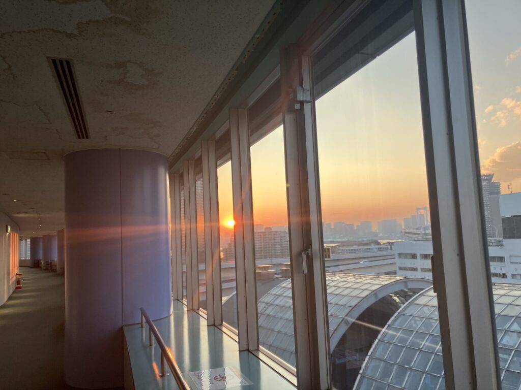 有明スポーツセンター7階から夕日を望む1