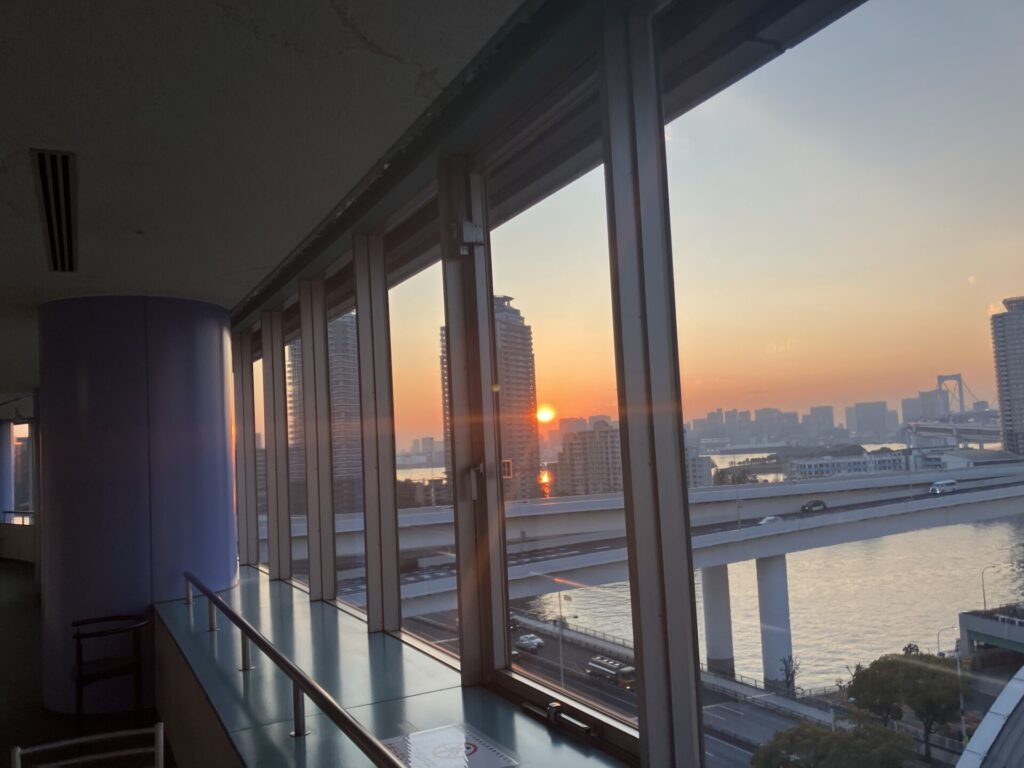 有明スポーツセンター7階から夕日を望む2