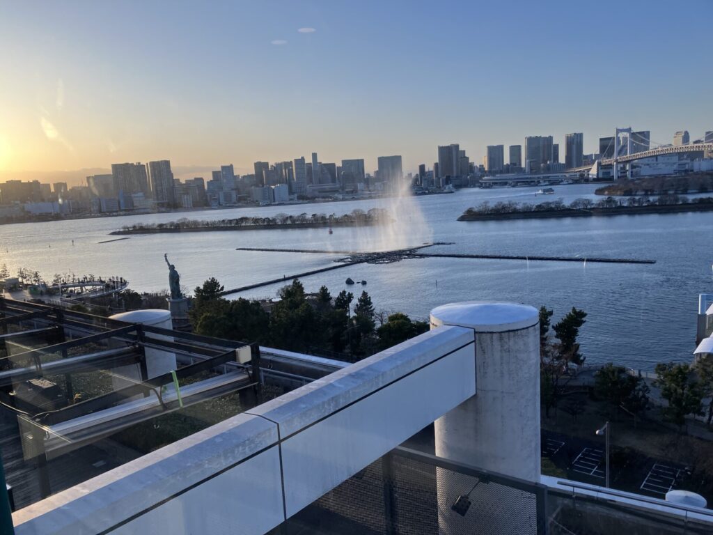 アクアシティお台場の8階から東京湾を望む