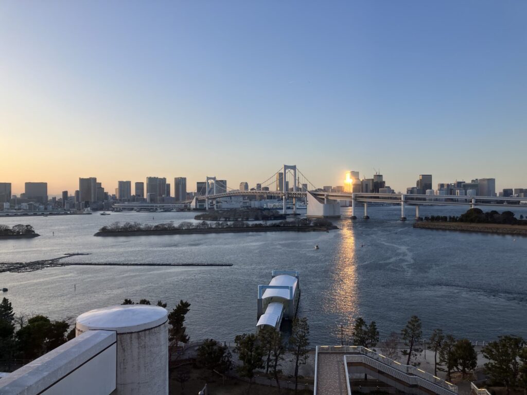 アクアシティお台場の8階フロアからレインボーブリッジを望む