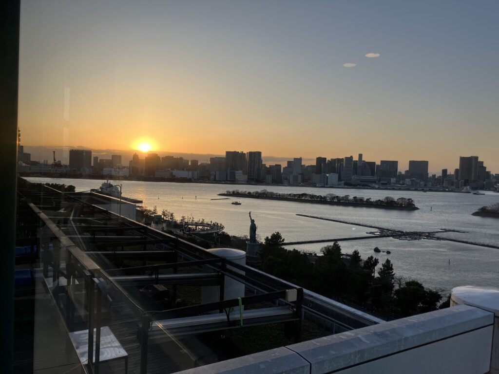 アクアシティお台場の8階フロアから夕日を望む