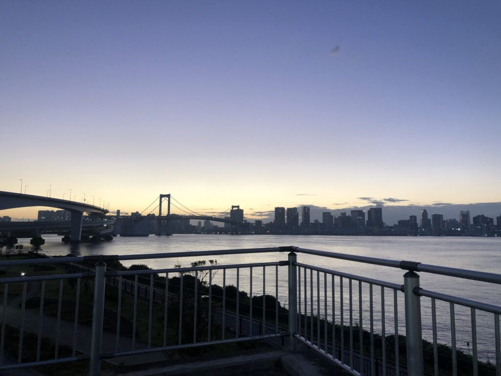 富士見橋からレインボーブリッジを望む