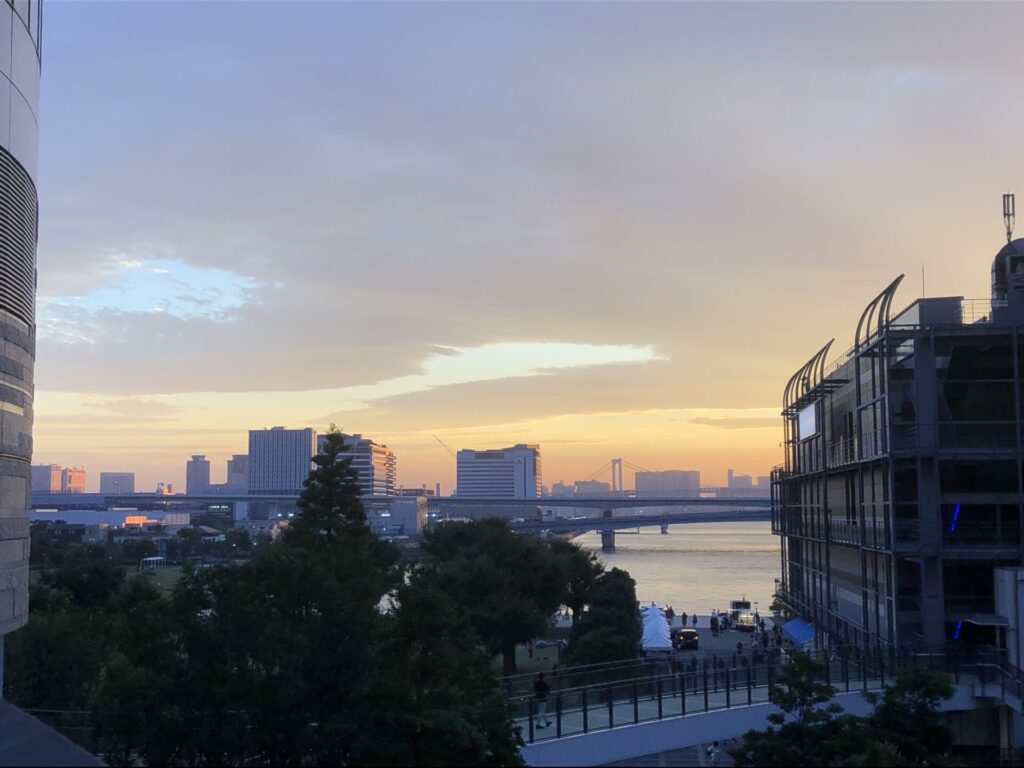 豊洲ららぽーとの連絡通路から