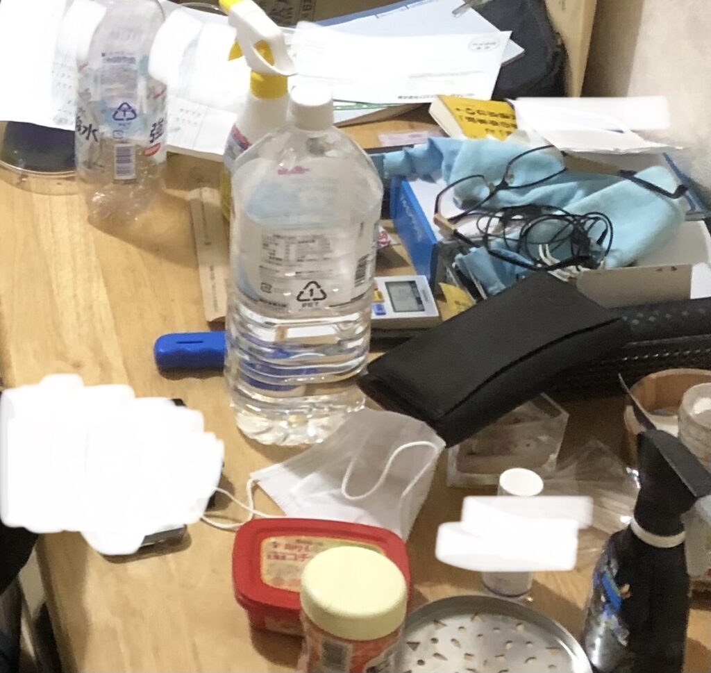 物が散乱しているテーブル