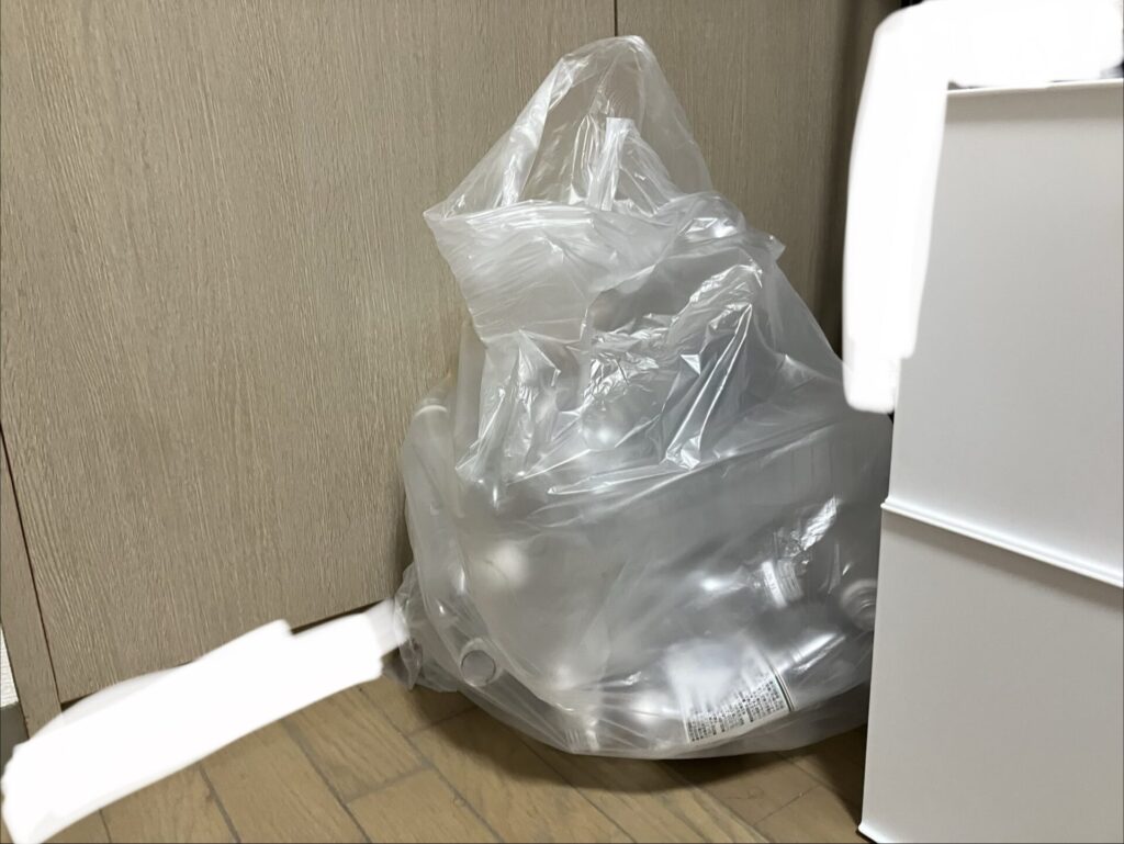 部屋にゴミ袋を置く