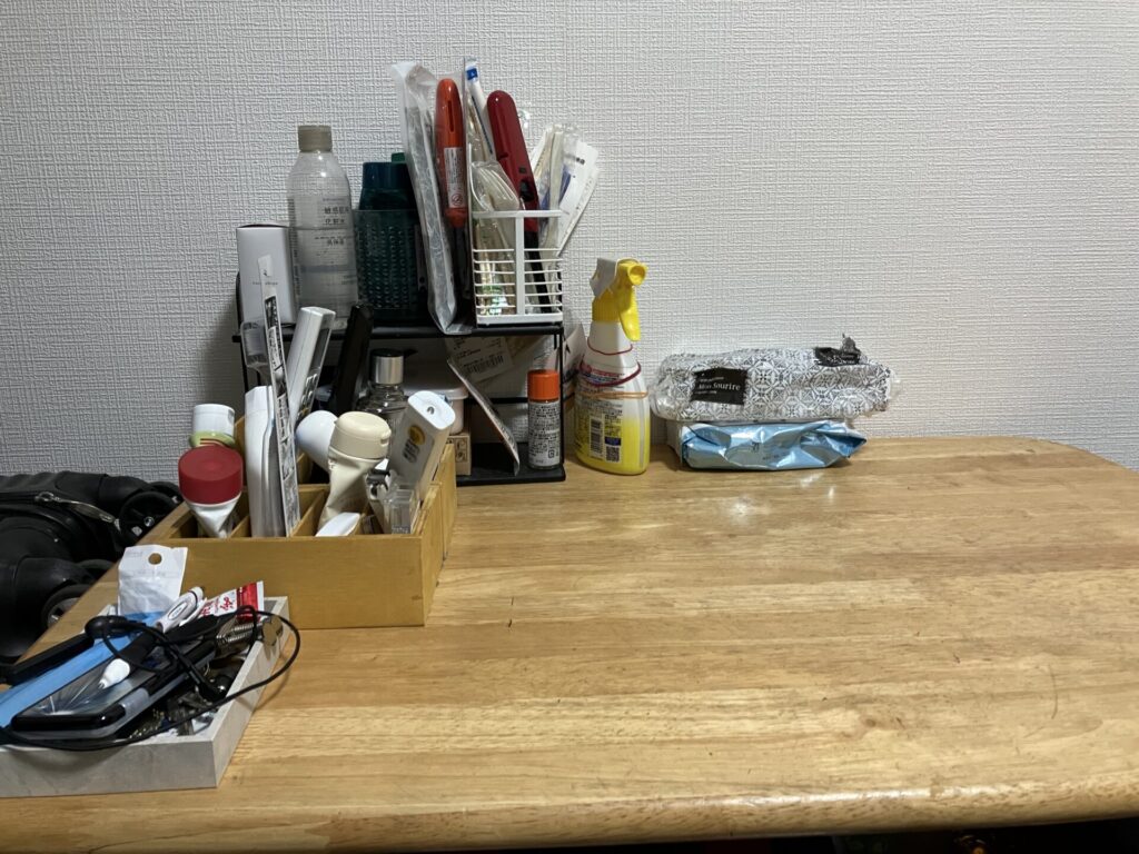 少し整頓したテーブルの上
