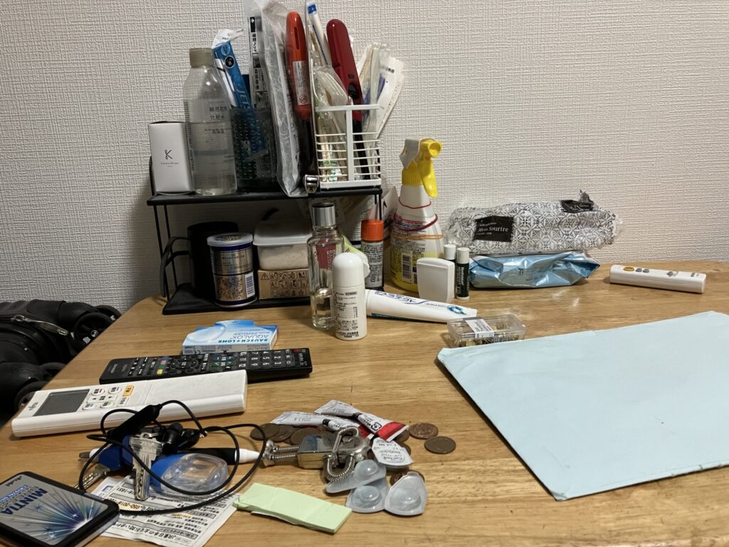 散らかったテーブルの上