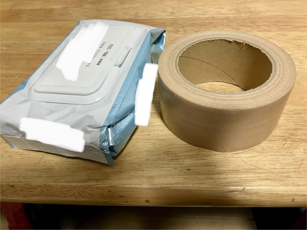 ウェットティッシュとガムテープ