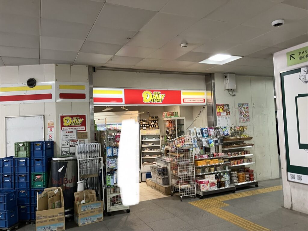 元町中華街の本町改札正面のコンビニ
