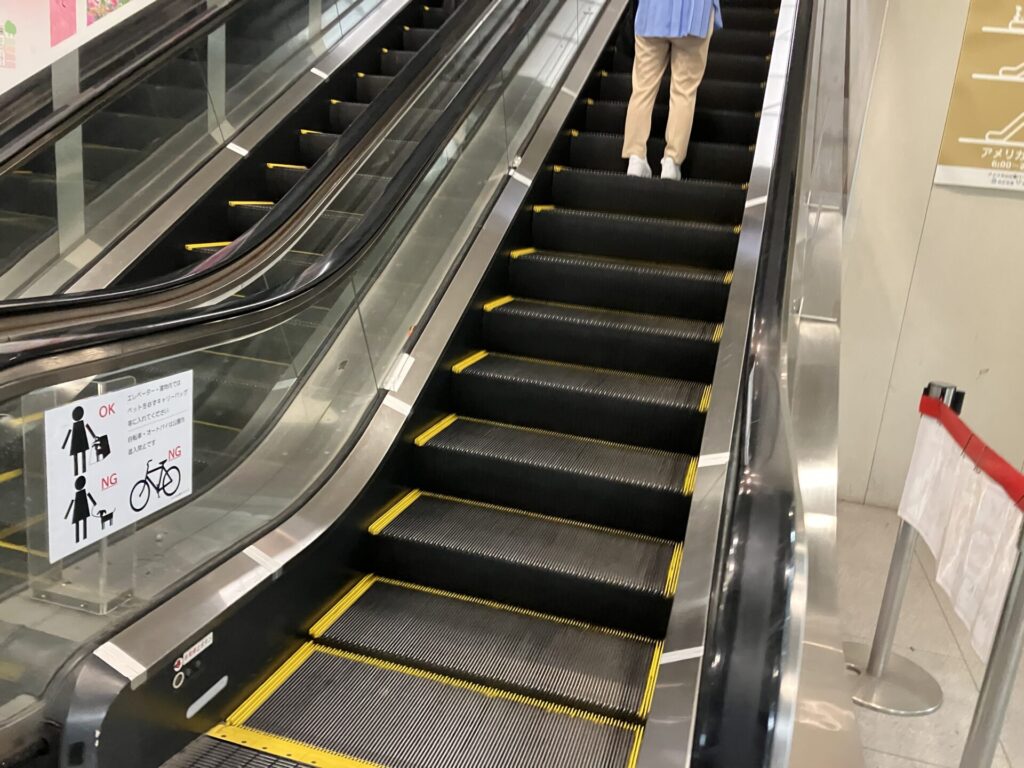 6番出口のエスカレーター