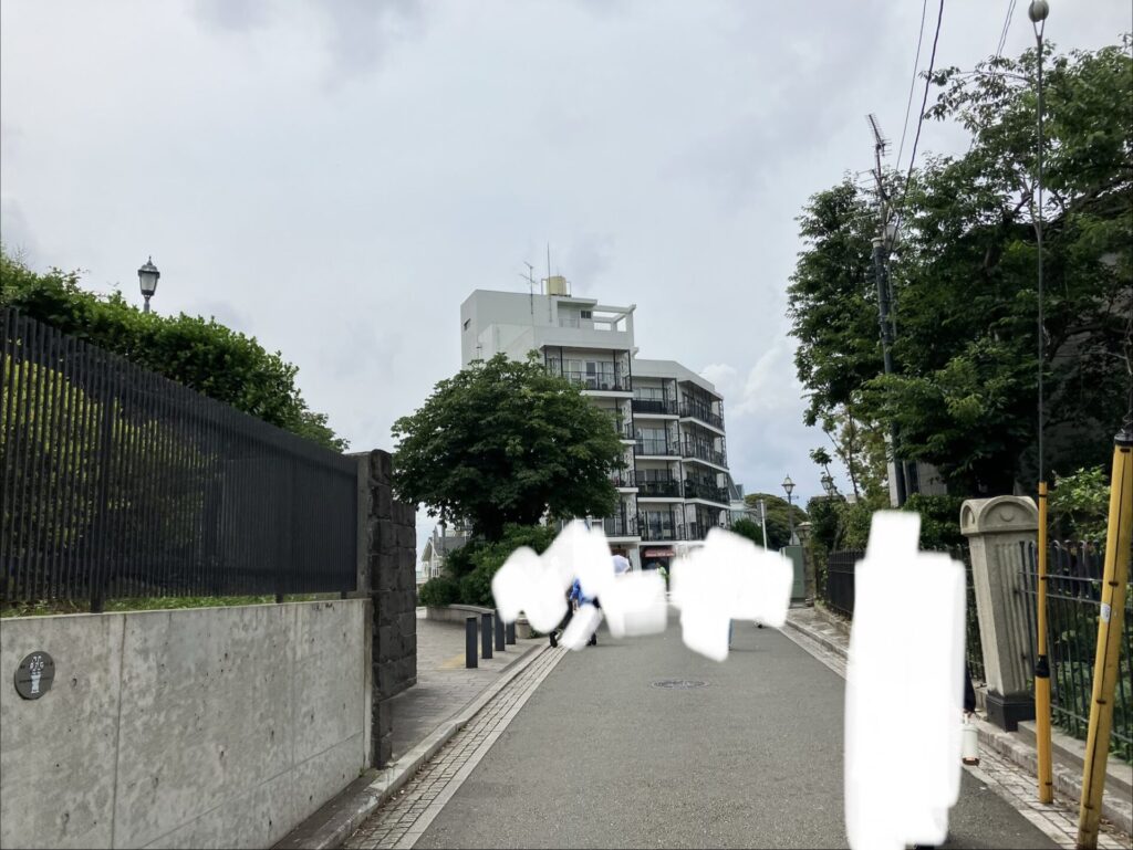 大通りに出る
