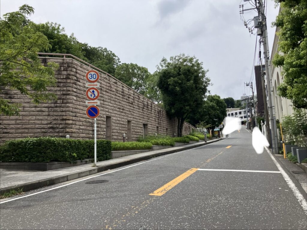 フランス山地区前の坂道