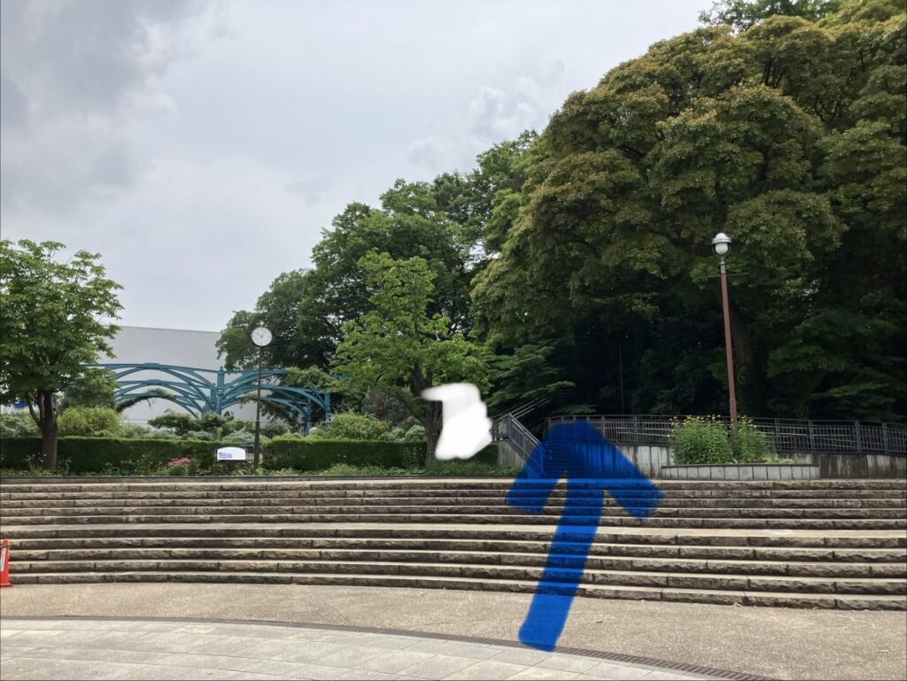 フランス山地区出入り口前の広場