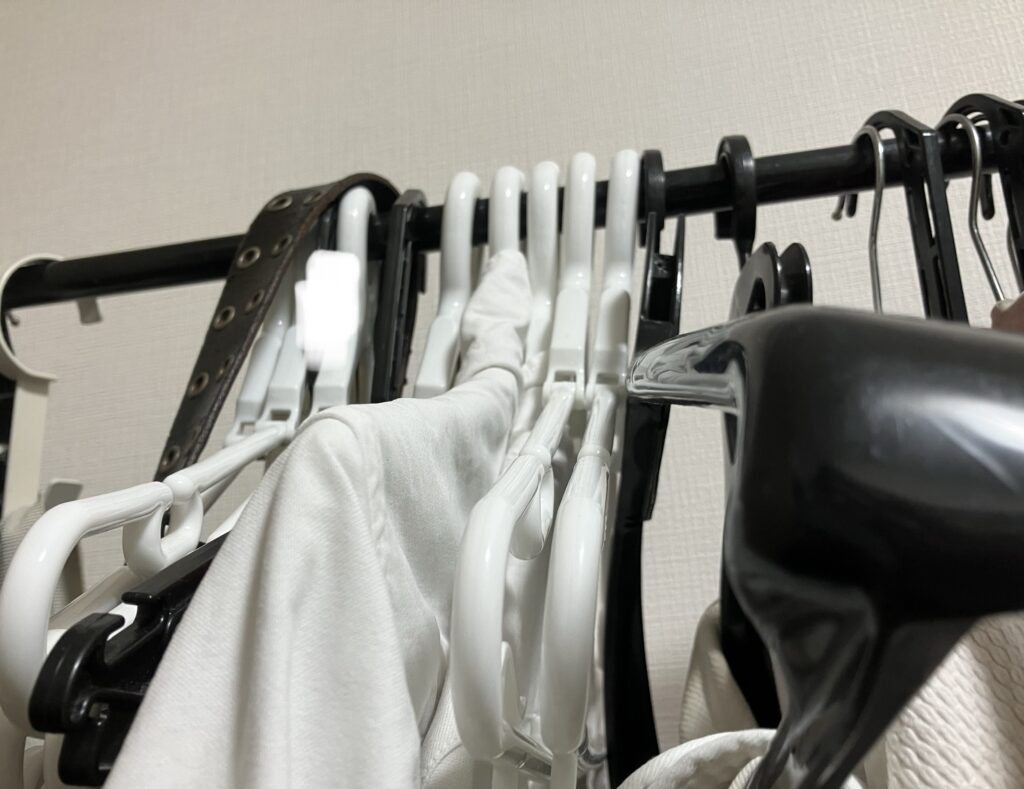 部屋に干した洋服